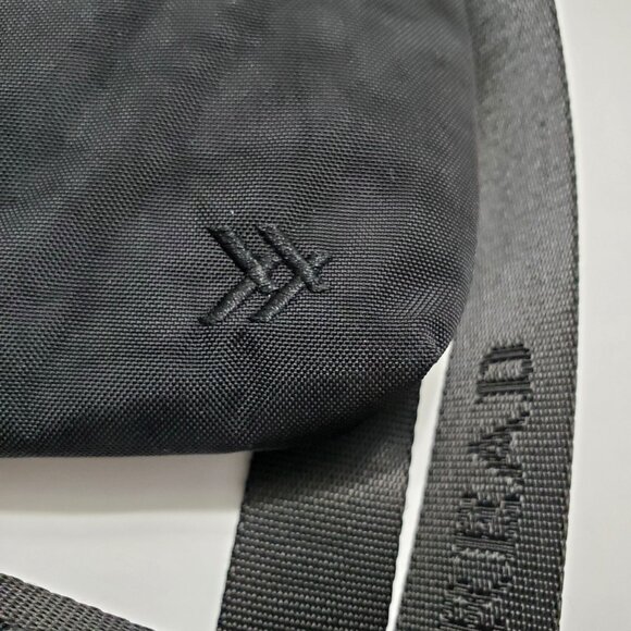 NWOT Thread Wallets - Black - Pocket Sling Bag Adjustable Strap - Picture 4 of 7